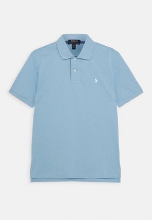 Hellblaues Poloshirt aus Baumwolle mit Kragen, kurzen Ärmeln und einem kleinen weißen Logo auf der Brust. Knopfleiste vorne.