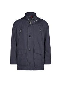 Marineblauwe jas met een hoge kraag, rits- en knoopsluiting, twee voorzakken en een textuurstof. Heeft metalen hardware en een schouderpatch.
