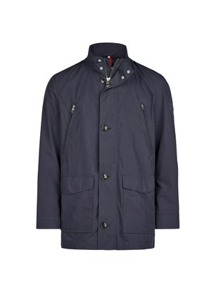 Veste bleu marine avec un col montant, fermeture éclair et à bouton, deux poches avant et un tissu texturé. Dotée de matériel en métal et d'un écusson à l'épaule.