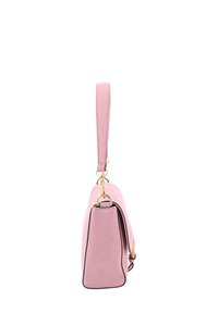 Rosa Wildleder-Handtasche mit flacher Form, einem einzelnen Ledergriff, goldenen Beschlägen und schwarzem Piping entlang der Kanten.