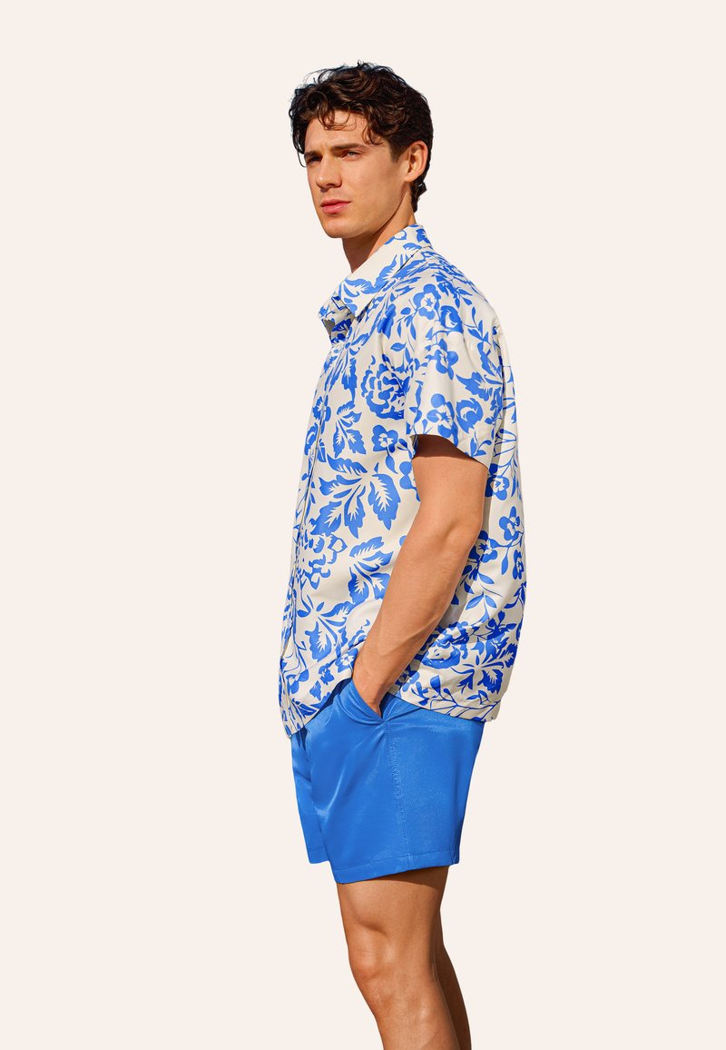 Cupshe VIBRANT FLORAL BUTTON DOWN Chemise blue/bleu