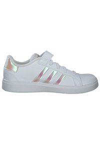 Witte sneakers met reflecterende drie-stripes accenten, klittenbandsluiting en een ronde neus. Gemaakt van synthetisch materiaal met een gestructureerde zool.