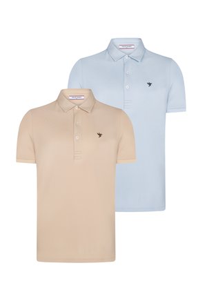 Dos camisetas polo: una en beige claro y otra en azul claro. Ambas tienen mangas cortas, un cuello, tres botones y un pequeño logo.