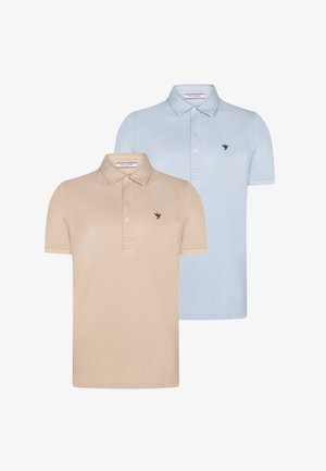 Zwei Polohemden: eines in hellem Beige und das andere in hellblau. Beide haben kurze Ärmel, einen Kragen, drei Knöpfe und ein kleines Logo.