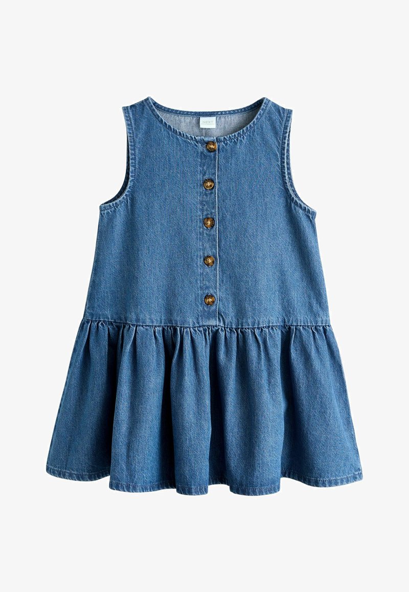 Robe en denim bleu sans manches avec encolure ronde, cinq boutons marron à l'avant et jupe froncée évasée à partir de la taille.