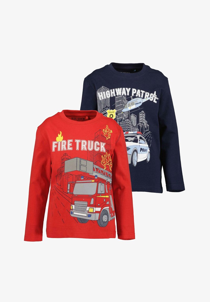 Twee shirts met lange mouwen. Eén rood met een brandweervoertuig grafiek; de andere marineblauw met een politiewagen en helikopter ontwerp. Katoenen stof.