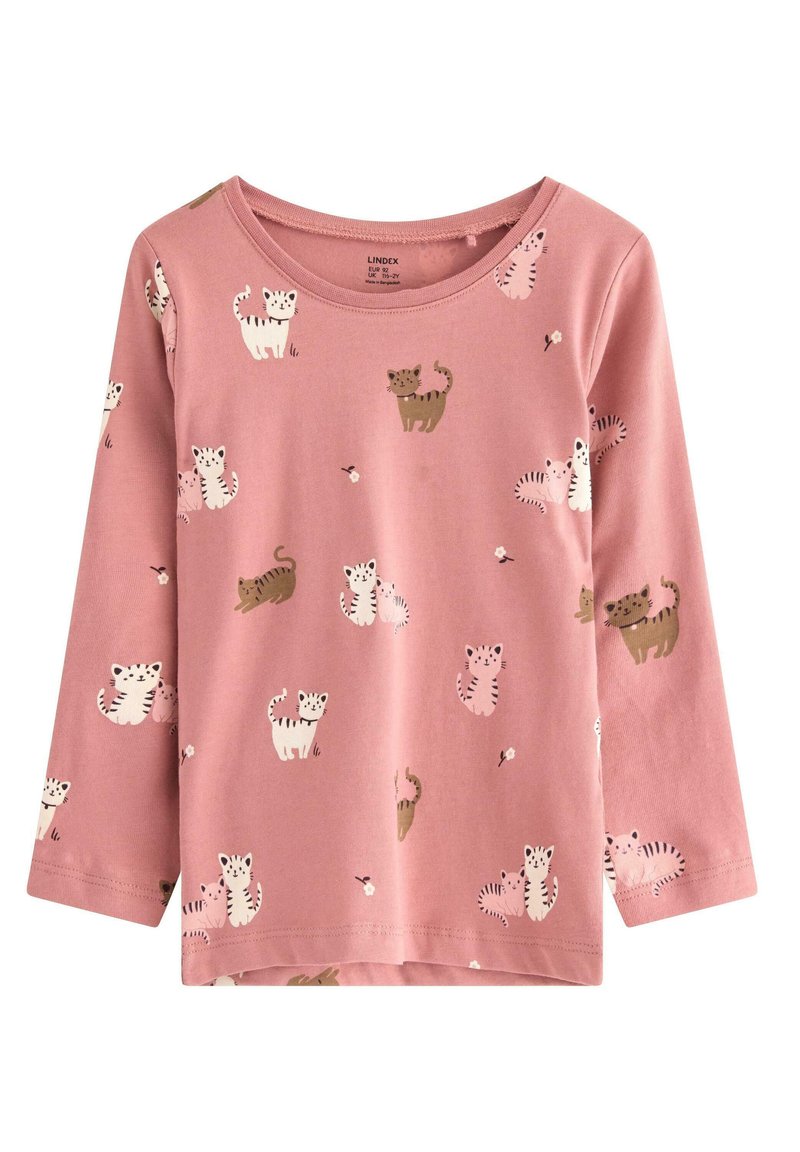 Langärmliges pinkes Hemd aus Baumwolle, das mit einem Muster verschiedener Cartoon-Katzen in Weiß, Braun und Schwarz sowie kleinen floralen Akzenten versehen ist.