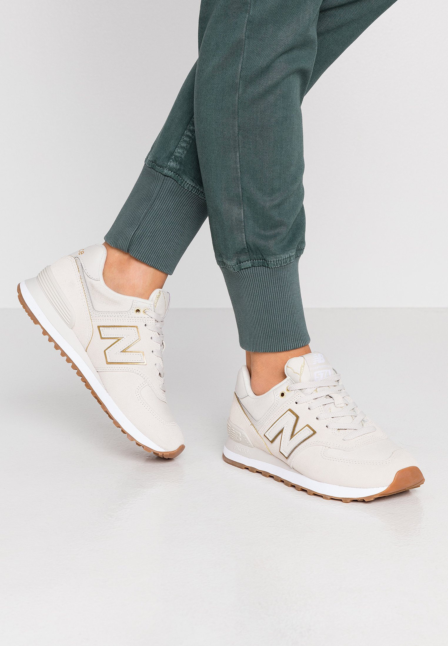 New Balance 574 Sneakers Met Dikke Zool In Beige/goud ASOS vlr.eng.br
