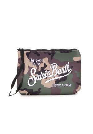 Pochette con cerniera con motivo mimetico verde-marrone e testo bianco "The place to be Saint Barth Summer Paradise", tracolla sul lato sinistro.