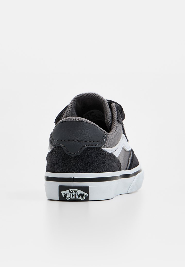Czarne zamszowe i syntetyczne trampki z szarymi akcentami, białym paskiem po boku oraz gumową podeszwą z logotypem "VANS OFF THE WALL".