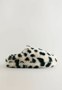Chausson en fausse fourrure avec un motif léopard, présentant une base beige douce avec des taches noires, un design à dos ouvert et une texture pelucheuse.