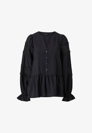 Sort bluse med V-udskæring, knaplukning, teksturerede blondeaccenter på ærmerne og indsamlet lagdelt kant. Lange, puffede ærmer med flæsekant.