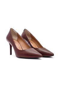 Décolleté in pelle bordeaux con punta affusolata. Texture liscia, tacco a stiletto sottile e dettagli interiori minimi.