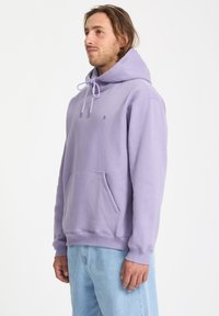 Sweatshirt lavande avec capuche, doté d'une poche kangourou et de cordons de serrage. Texture lisse et poignets côtelés, logo de la marque sur la poitrine.