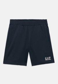 Tamsiai mėlyni sportiniai šortai su elastine juosmens juosta, šoninėmis kišenėmis ir baltu „EA7“ logotipu kairėje apačioje. Lygi, lengva medžiaga.