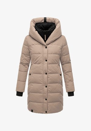 Cappotto imbottito beige con un ampio cappuccio, bottoni frontali e polsini neri. Presenta una texture trapuntata e una zip nascosta sotto la patta dei bottoni.