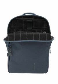 Sac à dos bleu avec un extérieur texturé, fermeture zippée, et un intérieur noir spacieux présentant un motif de logo et une sangle centrale pour la stabilité.