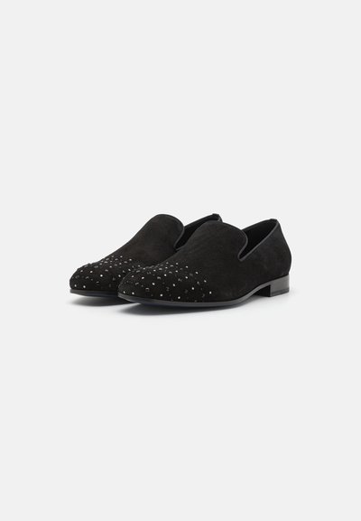 Mustad nahast slip-on kingad ümarate varvastega, mille esiosas on tekstureeritud helmestest muster ja madal, stakitud konts.