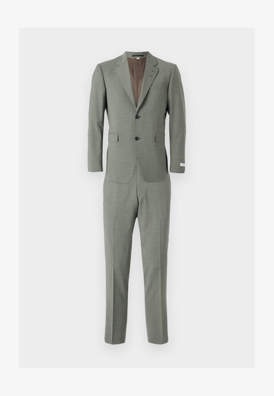 Ανδρικό κοστούμι από αδροποιημένο ελαφρύ γκρι ύφασμα. Διαθέτει σακάκι μονής σειράς με δύο κουμπιά και ταιριαστά κομμένα παντελόνια.