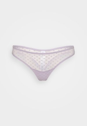 Perizoma in rete lavanda con un delicato motivo a cuore, bordi smerlati e una fascia elastica morbida; presenta un'etichetta al centro sul retro.