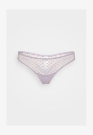 Levendula színű hálós tangabugyi finom szívmintával, hullámos szegéllyel és puha derékpánttal; középen hátul egy címkével.