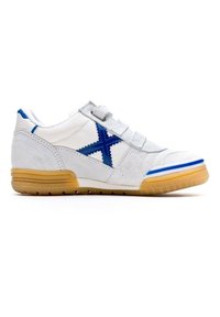 Zapatilla blanca con detalles en gris y logo de estrella azul. Cuenta con una parte superior texturizada, correa de gancho y bucle, y suela de goma con detalles azules.