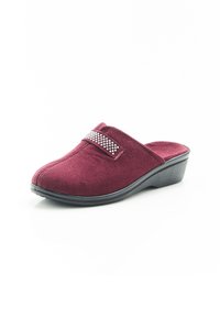 Zoccolo slip-on borgogna realizzato in materiale morbido simile al camoscio, con una cintura decorativa di strass e una suola nera bassa a cuneo con dettagli testurizzati.
