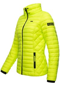 Veste rembourrée jaune haute visibilité avec un design matelassé, poches zippées, accents noirs et col montant. Équipée de poignets extensibles.