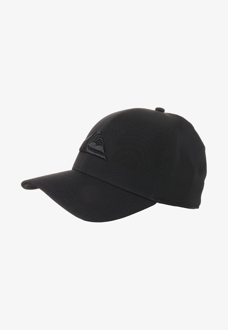 Casquette de baseball noire avec une visière incurvée et un logo triangulaire brodé en relief sur le panneau avant, présentée sur un fond blanc.