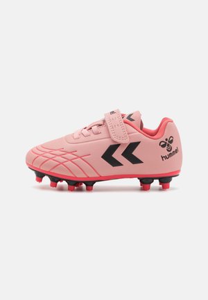 Le scarpe da calcio rosa presentano una parte superiore texture, accenti neri e una chiusura sicura con strap in Velcro. Suola chiodata progettata per una migliore aderenza su superfici erbose.