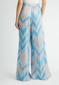 Leichte, weit geschnittene Hosen im blauen und pinken Zickzackmuster, mit einer glatten Textur und einem elastischen Bund für Komfort.