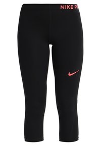 Czarne sportowe legginsy wykonane z elastycznego materiału. Na pasku znajduje się różowe logo „Nike Pro”, a niedaleko brzegu nogawki mały różowy znak Swoosh.