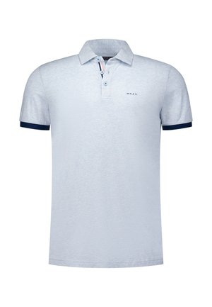 Lichtblauwe polo met een textured afwerking, contrasterende marineblauwe manchetten en een drieknoopsluiting met blauwe knopen en een roze accent.