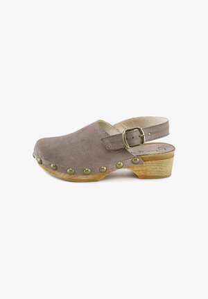 Zueco de ante topo con suela de madera, tachuelas de latón a lo largo de la base y tira trasera ajustable con hebilla de latón.