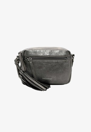 Metallic grå faux læder crossbody taske med lynlåslukning, frontlomme og dekorativ frynse detalje. Har logo på siden.