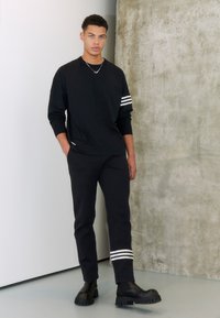 adidas Originals NEUCLASSICS LS - Pikkade varrukatega topp - black/white