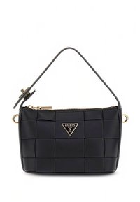 Schwarze Handtasche aus Kunstleder mit gewebtem Design, goldfarbenen Beschlägen und einem dreieckigen Logo. Verfügt über einen einzelnen Schulterriemen und einen Reißverschluss.