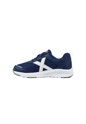 Zapatilla deportiva azul marino con suela blanca y gran diseño de X blanca en el lateral, parte superior de malla y cordones, vista desde el perfil izquierdo.