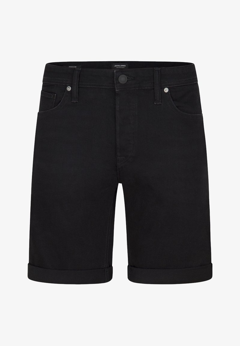 Pantalones cortos de mezclilla negra con puños enrollados, que presentan un ajuste regular, cierre de botón y bolsillos frontales. Textura suave y diseño clásico.