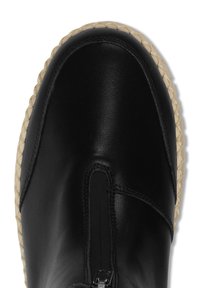 Czarny skórzany but z teksturowanym wykończeniem, z okrągłym noskiem i kontrastującą, plecioną jasną podeszwą oraz z bocznym zamkiem błyskawicznym.