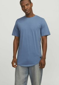 Kortærmet t-shirt med rund hals i blødt bl�åt stof, med ret kant og et lille mærke nederst til venstre.