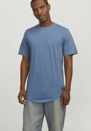 Short-sleeve round-neck t-shirt in soft blue fabric, featuring a straight hem and a small brand label on the bottom left side.