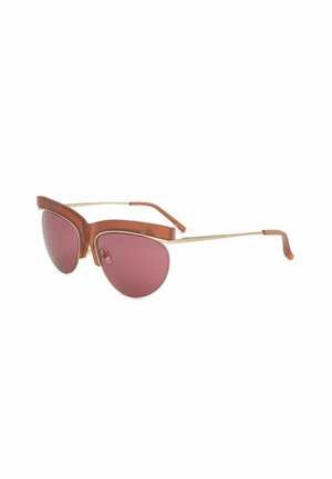 Occhiali da sole a gatto marroni e dorati con sottili aste dorate e lenti rosa su sfondo bianco.
