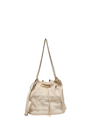 Beige quiltet bucket taske med guld kæde strop og snørelukning, lavet af blødt tekstureret stof.