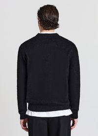 Schwarzer, strukturierter Pullover mit Rundhalsausschnitt, langen Ärmeln sowie gerippten Bündchen und Saum. Etwa hüftlang, mit lockerer Passform.