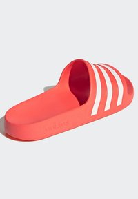 Rode sleehak sandaal met een witte drie-strepen ontwerp, gemaakt van glad synthetisch materiaal, met een gestructureerde voetbed en een ronde teen.