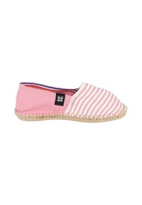 Espadrille en toile rose avec des rayures blanches, bout rond, semelle en jute texturée et bord cousu. Présente une petite étiquette de marque sur le côté.