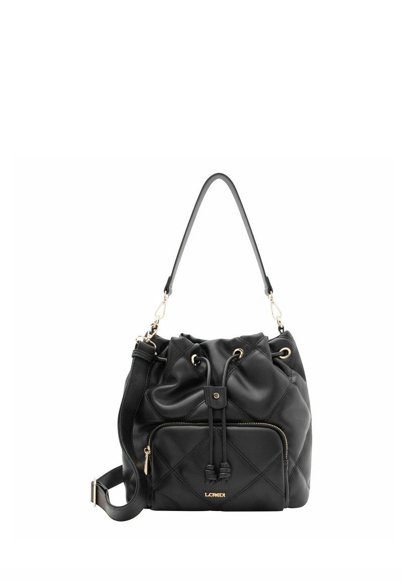 Borsa secchiello nera trapuntata in finta pelle liscia, con chiusura a coulisse, tasca frontale con zip e dettagli in metallo color oro.