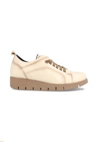 Zapatilla de piel beige con un diseño de perfil bajo, superficie texturizada, cordones marrones y una suela de goma color marrón claro con detalles troquelados.