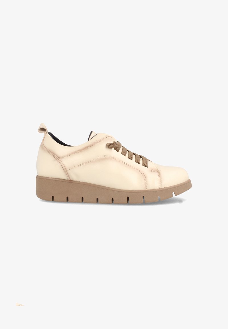 Zapatilla de piel beige con un diseño de perfil bajo, superficie texturizada, cordones marrones y una suela de goma color marrón claro con detalles troquelados.